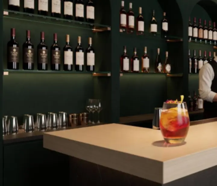 Hangulatos, mélyzöld tónusú bistro bár koktélokkal és meleg fényekkel