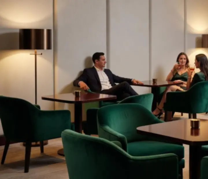Elegáns kaszinó lounge este, bársonyfotelekkel és hangulatos fényekkel